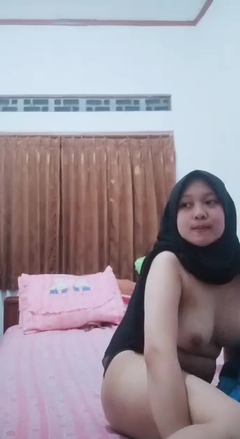 ABG Hijab Cantik Mulus Tetek Gede C0lmek New